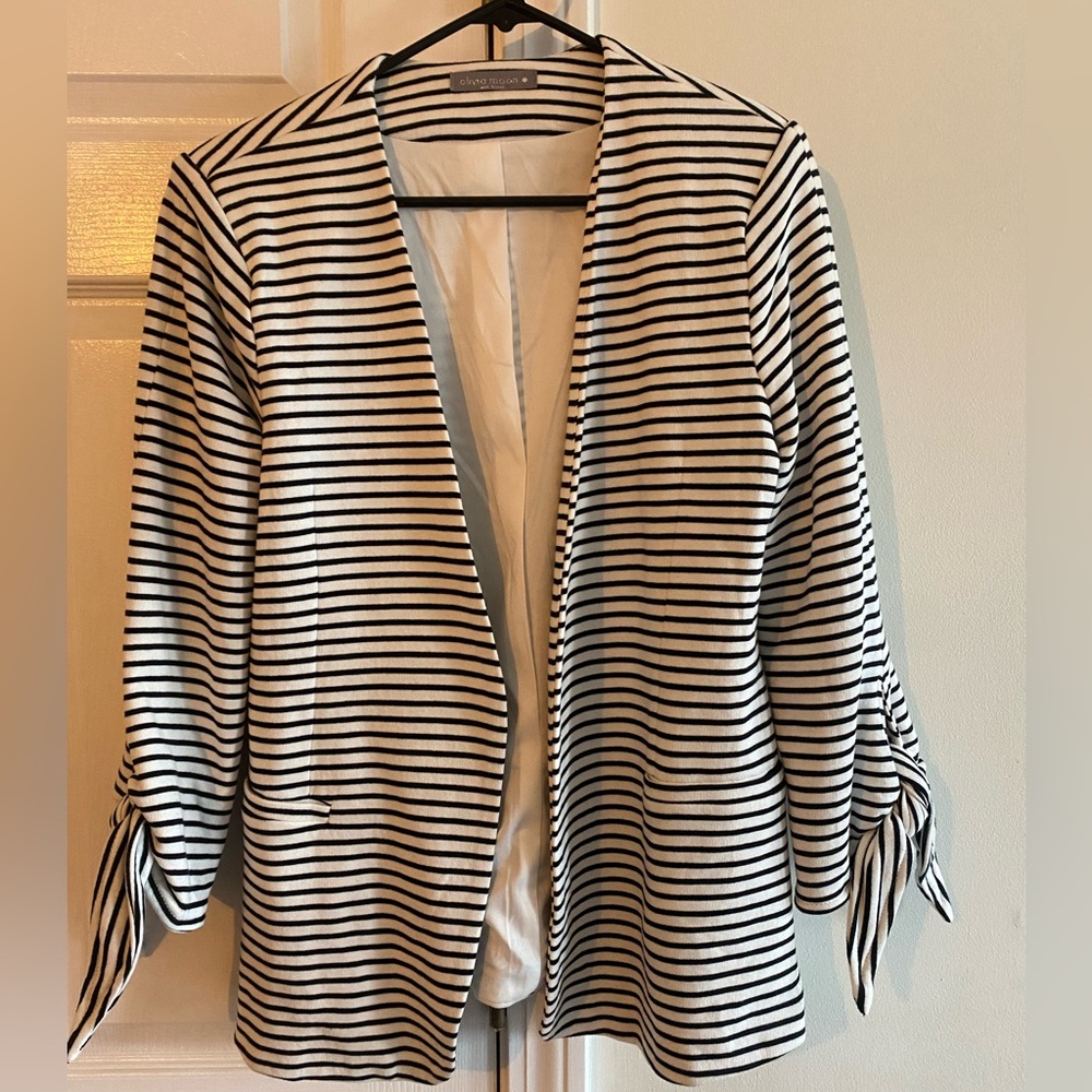 Women’s 3/4 sleeve blazer. White/black